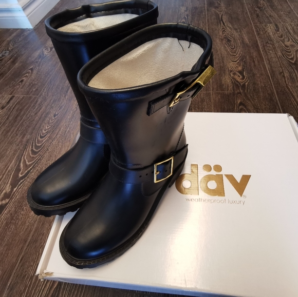 Shoes - Picture 2 of 4